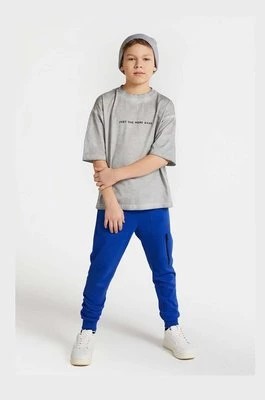 Zdjęcie produktu Coccodrillo spodnie dresowe bawełniane dziecięce kolor granatowy z nadrukiem