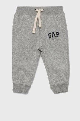 Zdjęcie produktu GAP spodnie dresowe dziecięce kolor szary z nadrukiem Gap