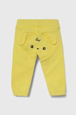 Zdjęcie produktu United Colors of Benetton spodnie dresowe bawełniane niemowlęce kolor żółty z aplikacją