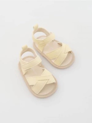 Zdjęcie produktu Reserved - Sandały z imitacji zamszu - jasnożółty