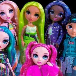 Przy zakupie jednej laleczki Rainbow High laleczka Lil Snaps w Urwis.pl