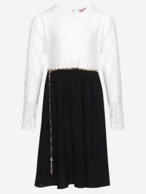Zdjęcie produktu Biało-Czarna Rozkloszowana Sukienka z Koronkową Górą i Plisowanym Dołem z Metalicznym Łańcuszkiem Matejna