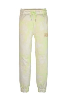 Zdjęcie produktu Calvin Klein Jeans spodnie dresowe bawełniane dziecięce kolor zielony wzorzyste