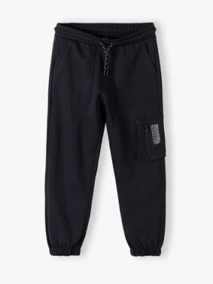 Zdjęcie produktu Czarne spodnie dresowe chłopięce z dekoracyjną kieszonką Lincoln & Sharks by 5.10.15.
