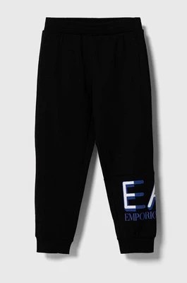 Zdjęcie produktu EA7 Emporio Armani spodnie dresowe bawełniane dziecięce kolor czarny z nadrukiem