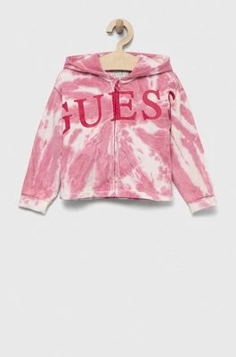 Zdjęcie produktu Guess bluza bawełniana dziecięca kolor różowy z kapturem wzorzysta