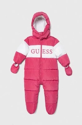 Zdjęcie produktu Guess kombinezon niemowlęcy kolor różowy
