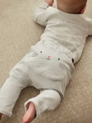 Zdjęcie produktu Szare spodnie dresowe niemowlęce z kotkiem 5.10.15.