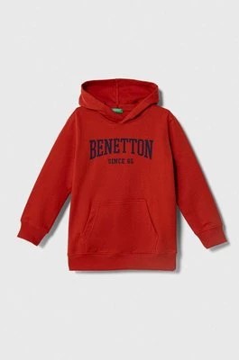 Zdjęcie produktu United Colors of Benetton bluza bawełniana dziecięca kolor czerwony z kapturem z nadrukiem