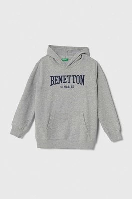 Zdjęcie produktu United Colors of Benetton bluza bawełniana dziecięca kolor szary z kapturem z nadrukiem