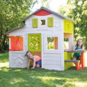 Domek dla dzieci z ogródkiem i stolikiem z siedziskami